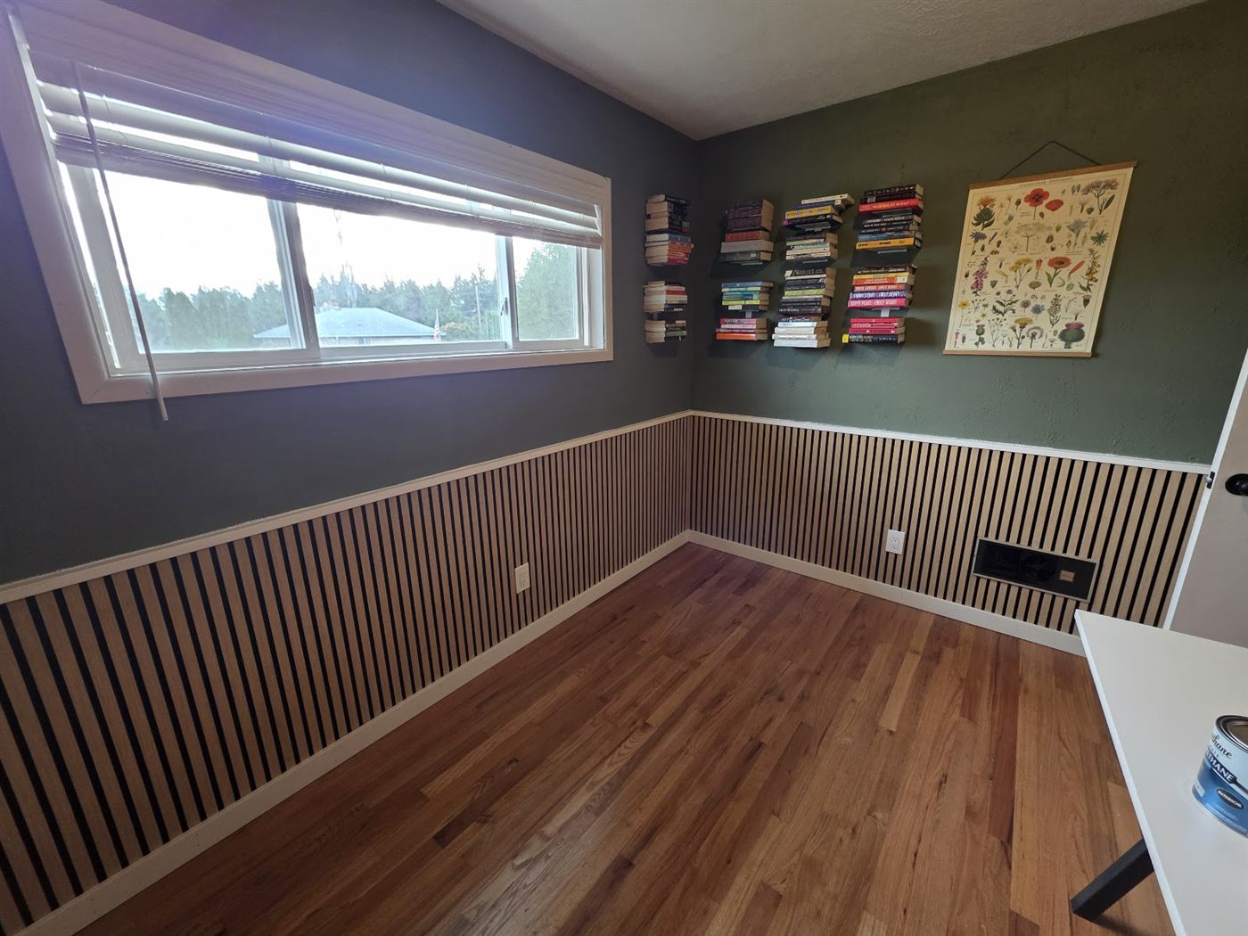 Slat wainscoting